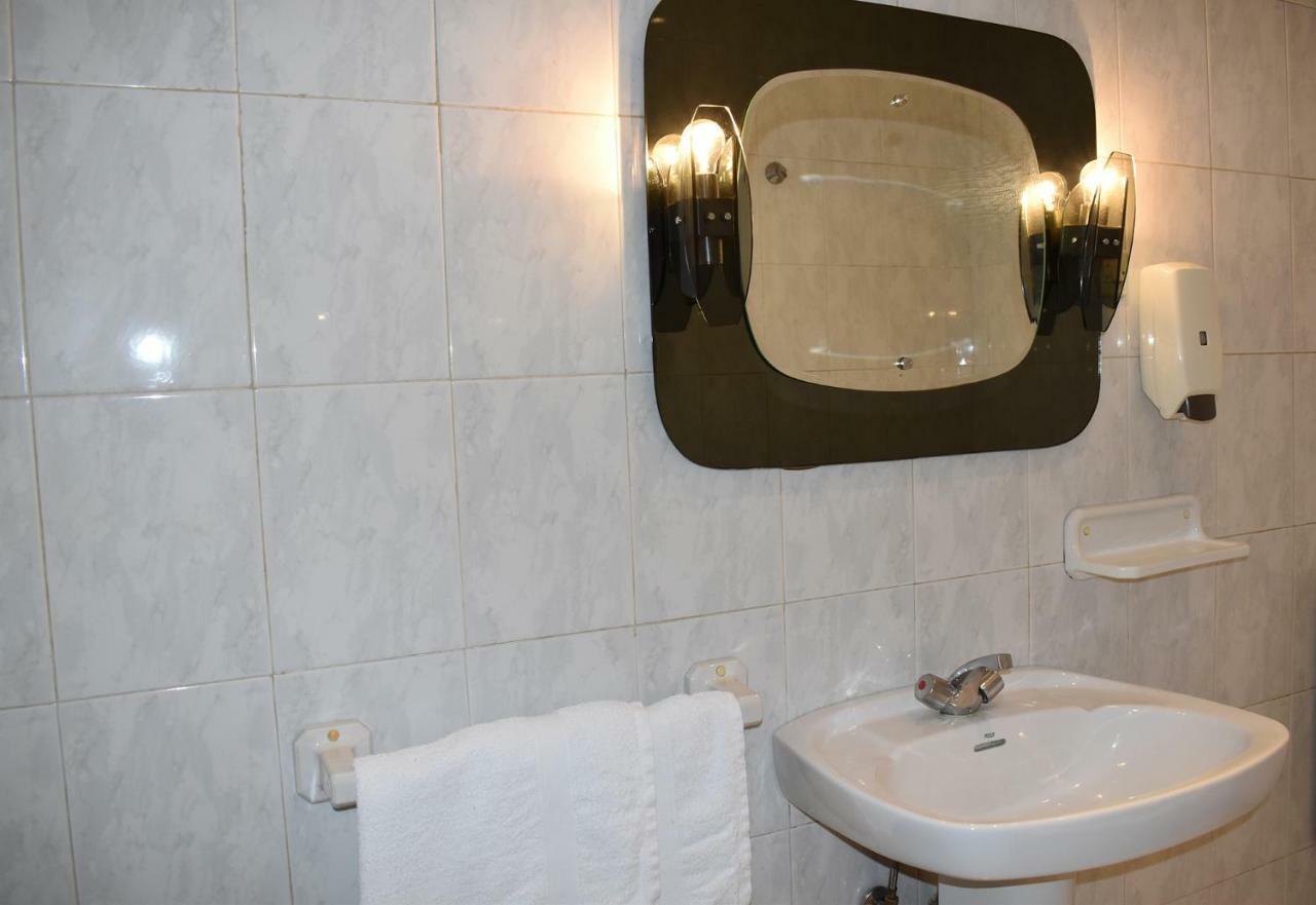 Готель Hostal Oviedo Леон Екстер'єр фото